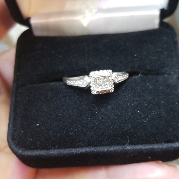 Kays 10k white gold ring with 1/4CTW diamonds - Picture 6 of 8